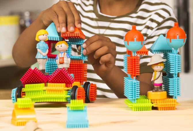 Klocki jeżyki dla dzieci 2 lata z figurkami Bristle Blocks Battat Safari